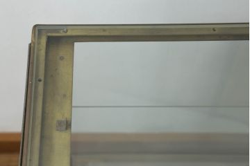 アンティーク家具　コレクションのディスプレイにおすすめ!真鍮枠の小ぶりなガラスケース(ショーケース、飾り棚、陳列棚、店舗什器)(R-063771)