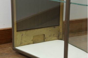 アンティーク家具　コレクションのディスプレイにおすすめ!真鍮枠の小ぶりなガラスケース(ショーケース、飾り棚、陳列棚、店舗什器)(R-063771)