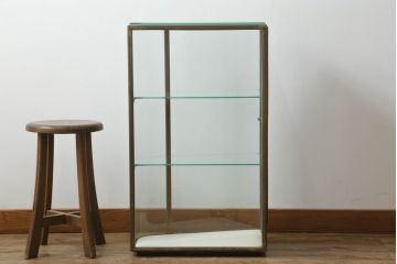 アンティーク家具　コレクションのディスプレイにおすすめ!真鍮枠の小ぶりなガラスケース(ショーケース、飾り棚、陳列棚、店舗什器)(R-063771)