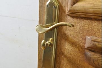 中古　ブランド家具　総ナラ(楢)材　立派な彫刻の高級ドア1枚(オークドア、扉、木製ドア、玄関ドア、建具)(R-063776)
