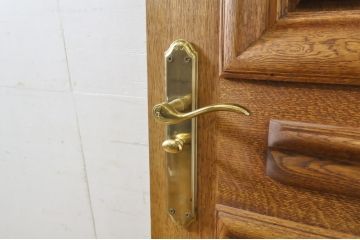 中古　ブランド家具　総ナラ(楢)材　立派な彫刻の高級ドア1枚(オークドア、扉、木製ドア、玄関ドア、建具)(R-063777)