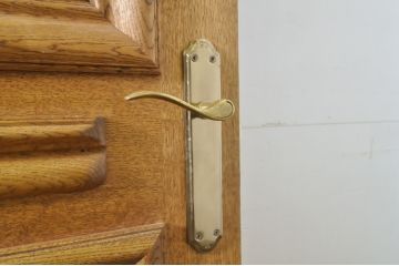 中古　ブランド家具　総ナラ(楢)材　立派な彫刻の高級ドア1枚(オークドア、扉、木製ドア、玄関ドア、建具)(R-063782)