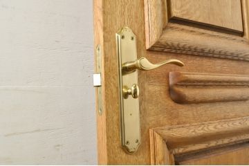 中古　ブランド家具　総ナラ(楢)材　立派な彫刻の高級ドア1枚(オークドア、扉、木製ドア、玄関ドア、建具)(R-063782)