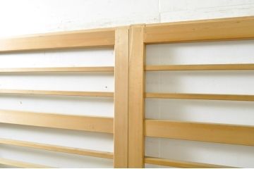 中古　高級品　和室と洋室の仕切りにもおすすめ!数寄屋の横桟荒格子戸2枚セット(建具、引き戸)(R-063794)