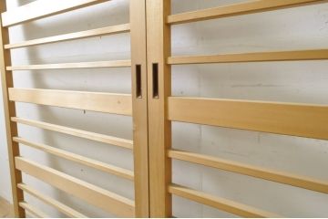 中古　高級品　和室と洋室の仕切りにもおすすめ!数寄屋の横桟荒格子戸2枚セット(建具、引き戸)(R-063794)