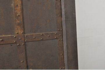 和製アンティーク　特大!!　激レアデザイン　総欅(ケヤキ)材　堅牢なつくりが魅力的な鉄板格子張りの蔵戸1枚(建具、玄関戸、引き戸)(R-063795)　