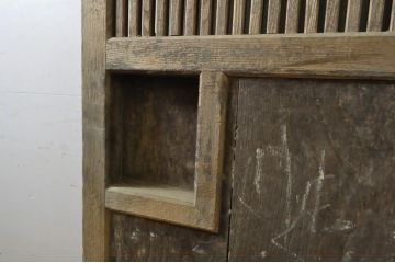 和製アンティーク　杉材　経年による風合いが味わい深い格子蔵戸1枚(建具、玄関戸、引き戸)(R-063796)