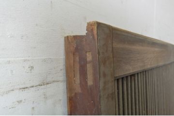 和製アンティーク　杉材　経年による風合いが味わい深い格子蔵戸1枚(建具、玄関戸、引き戸)(R-063796)