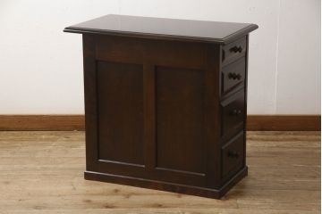 中古　北海道民芸家具　深みのある色合いでシックな雰囲気漂うサイドデスク(脇机、サイドチェスト、引き出し、サイドテーブル)(R-063804)