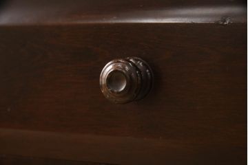 中古　北海道民芸家具　深みのある色合いでシックな雰囲気漂うサイドデスク(脇机、サイドチェスト、引き出し、サイドテーブル)(R-063804)