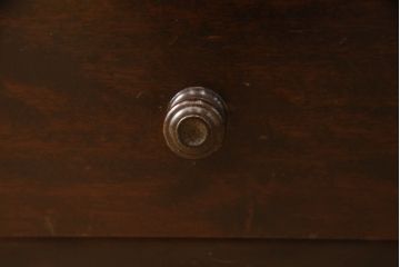 中古　北海道民芸家具　深みのある色合いでシックな雰囲気漂うサイドデスク(脇机、サイドチェスト、引き出し、サイドテーブル)(R-063804)