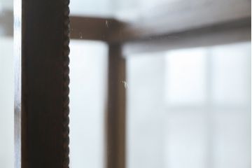 和製アンティーク　大正ロマン　縄目モールの素敵なナラ材製縦型ガラスケース(ショーケース、陳列棚、飾り棚、キャビネット、キュリオケース、店舗什器)(R-063817)