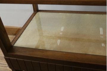 和製アンティーク　大正ロマン　縄目モールの素敵なナラ材製縦型ガラスケース(ショーケース、陳列棚、飾り棚、キャビネット、キュリオケース、店舗什器)(R-063817)