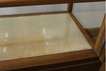 和製アンティーク　大正ロマン　縄目モールの素敵なナラ材製縦型ガラスケース(ショーケース、陳列棚、飾り棚、キャビネット、キュリオケース、店舗什器)(R-063817)