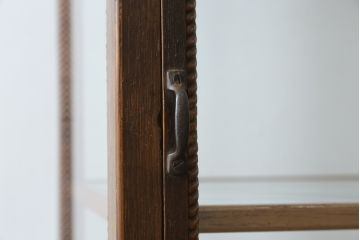 和製アンティーク　大正ロマン　縄目モールの素敵なナラ材製縦型ガラスケース(ショーケース、陳列棚、飾り棚、キャビネット、キュリオケース、店舗什器)(R-063817)