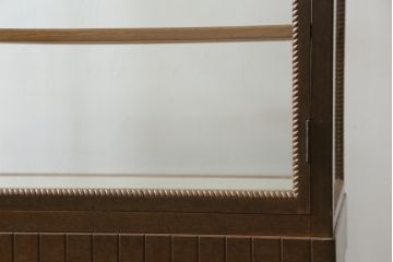 和製アンティーク　大正ロマン　縄目モールの素敵なナラ材製縦型ガラスケース(ショーケース、陳列棚、飾り棚、キャビネット、キュリオケース、店舗什器)(R-063817)