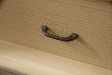 中古　美品　加茂桐箪笥　伝統工芸士　山本隆作　木の色味と総唐草の金具がシックな印象の総桐箪笥(胴丸、桐たんす、着物箪笥、衣装タンス、和タンス)(R-063821)