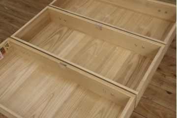 中古　美品　加茂桐箪笥　伝統工芸士　山本隆作　木の色味と総唐草の金具がシックな印象の総桐箪笥(胴丸、桐たんす、着物箪笥、衣装タンス、和タンス)(R-063821)