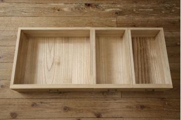 中古　美品　加茂桐箪笥　伝統工芸士　山本隆作　木の色味と総唐草の金具がシックな印象の総桐箪笥(胴丸、桐たんす、着物箪笥、衣装タンス、和タンス)(R-063821)