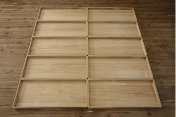 中古　美品　加茂桐箪笥　伝統工芸士　山本隆作　木の色味と総唐草の金具がシックな印象の総桐箪笥(胴丸、桐たんす、着物箪笥、衣装タンス、和タンス)(R-063821)
