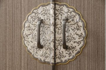 中古　美品　加茂桐箪笥　伝統工芸士　山本隆作　木の色味と総唐草の金具がシックな印象の総桐箪笥(胴丸、桐たんす、着物箪笥、衣装タンス、和タンス)(R-063821)