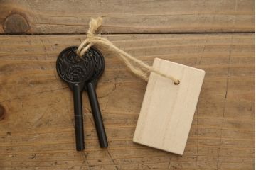 中古　美品　加茂桐箪笥　伝統工芸士　山本隆作　木の色味と総唐草の金具がシックな印象の総桐箪笥(胴丸、桐たんす、着物箪笥、衣装タンス、和タンス)(R-063821)