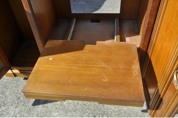 中古　美品　DREXEL HERITAGE(ドレクセルヘリテイジ)　FRANCESCA(フランチェスカ)　堂々とした佇まいの存在感と優雅な高級感あふれるサイドボード(サイドキャビネット、収納棚、戸棚、リビングボード)(R-063823)
