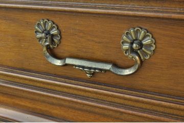 中古　美品　DREXEL HERITAGE(ドレクセルヘリテイジ)　FRANCESCA(フランチェスカ)　堂々とした佇まいの存在感と優雅な高級感あふれるサイドボード(サイドキャビネット、収納棚、戸棚、リビングボード)(R-063823)