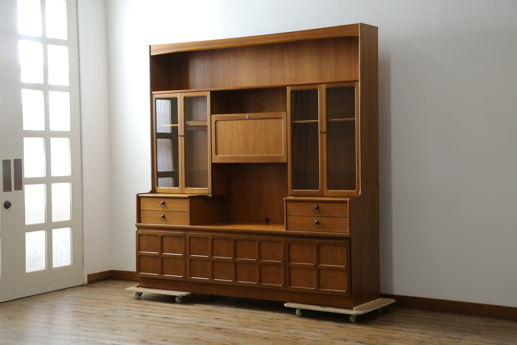 イギリスヴィンテージ　nathan(ネイサン)社　チーク材　壁面収納でお部屋スッキリ!!クラシカルな佇まいが魅力のキャビネット　(R-063828)