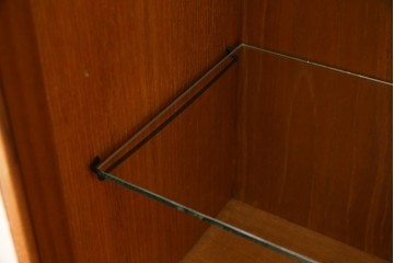 イギリスヴィンテージ　nathan(ネイサン)社　チーク材　壁面収納でお部屋スッキリ!!クラシカルな佇まいが魅力のキャビネット　(R-063828)