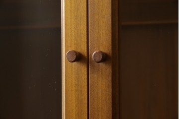 イギリスヴィンテージ　nathan(ネイサン)社　チーク材　壁面収納でお部屋スッキリ!!クラシカルな佇まいが魅力のキャビネット　(R-063828)