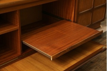 イギリスヴィンテージ　nathan(ネイサン)社　チーク材　壁面収納でお部屋スッキリ!!クラシカルな佇まいが魅力のキャビネット　(R-063828)