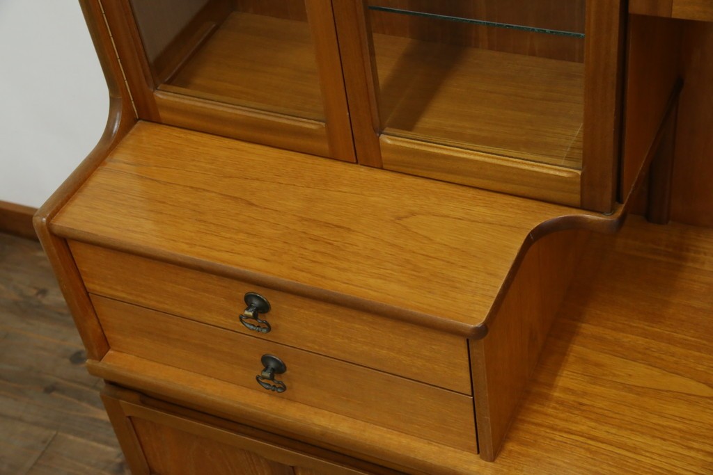 イギリスヴィンテージ　nathan(ネイサン)社　チーク材　壁面収納でお部屋スッキリ!!クラシカルな佇まいが魅力のキャビネット　(R-063828)