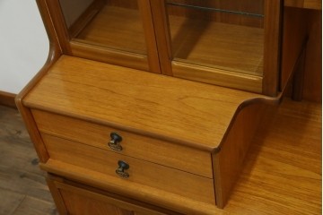 イギリスヴィンテージ　nathan(ネイサン)社　チーク材　壁面収納でお部屋スッキリ!!クラシカルな佇まいが魅力のキャビネット　(R-063828)