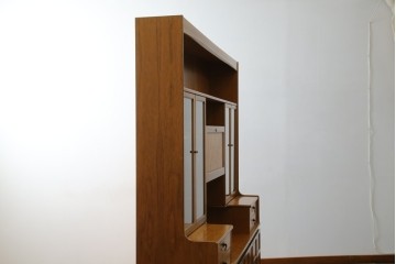 イギリスヴィンテージ　nathan(ネイサン)社　チーク材　壁面収納でお部屋スッキリ!!クラシカルな佇まいが魅力のキャビネット　(R-063828)