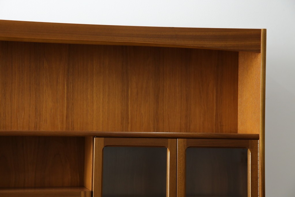 イギリスヴィンテージ　nathan(ネイサン)社　チーク材　壁面収納でお部屋スッキリ!!クラシカルな佇まいが魅力のキャビネット　(R-063828)