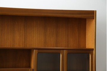 イギリスヴィンテージ　nathan(ネイサン)社　チーク材　壁面収納でお部屋スッキリ!!クラシカルな佇まいが魅力のキャビネット　(R-063828)