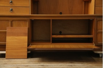 イギリスヴィンテージ　nathan(ネイサン)社　チーク材　壁面収納でお部屋スッキリ!!クラシカルな佇まいが魅力のキャビネット　(R-063828)