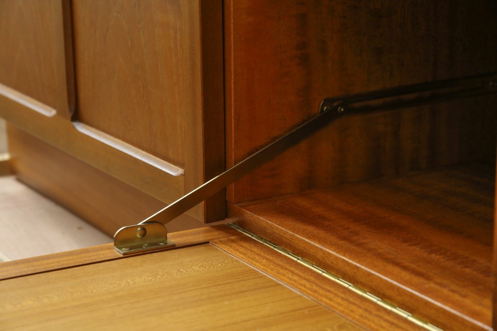 イギリスヴィンテージ　nathan(ネイサン)社　チーク材　壁面収納でお部屋スッキリ!!クラシカルな佇まいが魅力のキャビネット　(R-063828)