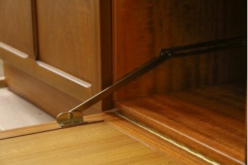 イギリスヴィンテージ　nathan(ネイサン)社　チーク材　壁面収納でお部屋スッキリ!!クラシカルな佇まいが魅力のキャビネット　(R-063828)