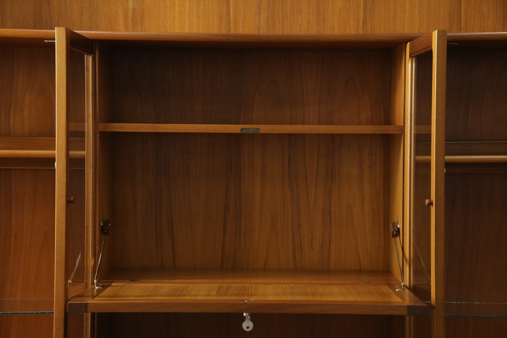 イギリスヴィンテージ　nathan(ネイサン)社　チーク材　壁面収納でお部屋スッキリ!!クラシカルな佇まいが魅力のキャビネット　(R-063828)