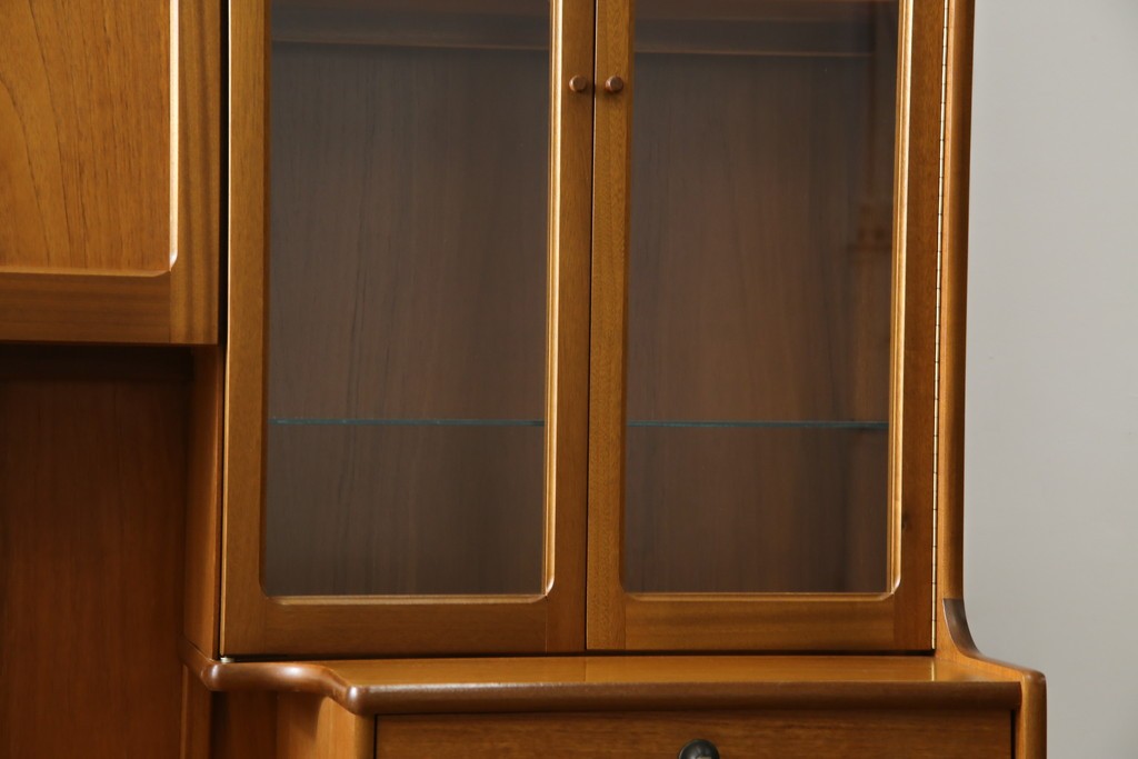 イギリスヴィンテージ　nathan(ネイサン)社　チーク材　壁面収納でお部屋スッキリ!!クラシカルな佇まいが魅力のキャビネット　(R-063828)