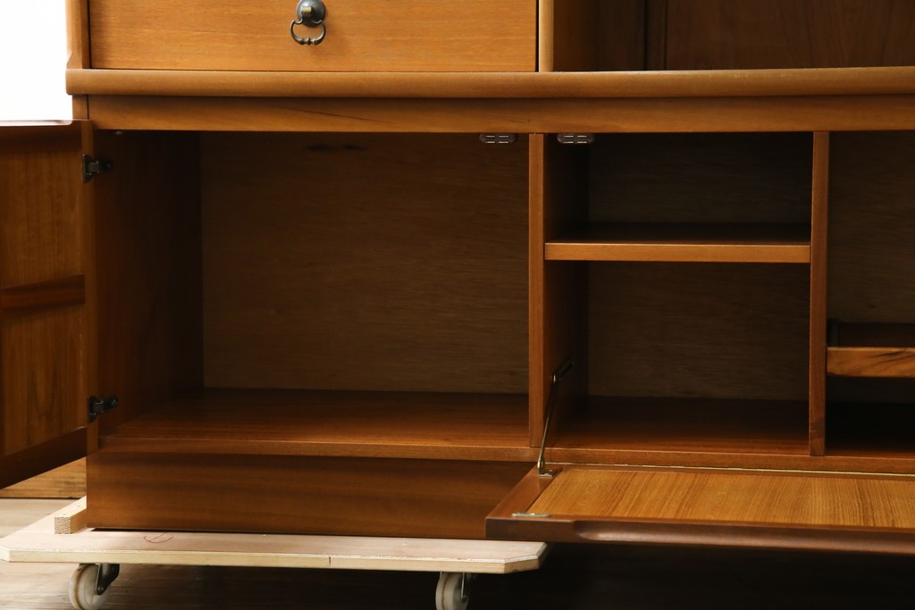 イギリスヴィンテージ　nathan(ネイサン)社　チーク材　壁面収納でお部屋スッキリ!!クラシカルな佇まいが魅力のキャビネット　(R-063828)