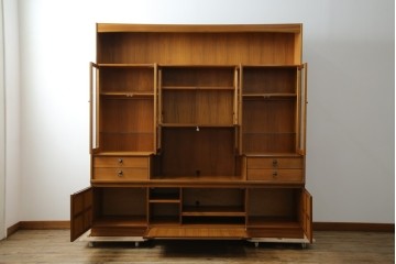 イギリスヴィンテージ　nathan(ネイサン)社　チーク材　壁面収納でお部屋スッキリ!!クラシカルな佇まいが魅力のキャビネット　(R-063828)