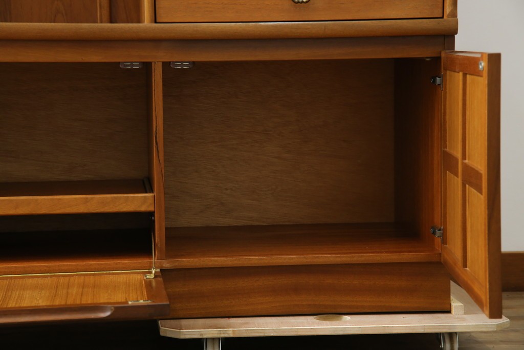 イギリスヴィンテージ　nathan(ネイサン)社　チーク材　壁面収納でお部屋スッキリ!!クラシカルな佇まいが魅力のキャビネット　(R-063828)