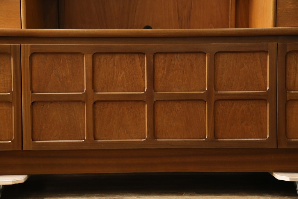 イギリスヴィンテージ　nathan(ネイサン)社　チーク材　壁面収納でお部屋スッキリ!!クラシカルな佇まいが魅力のキャビネット　(R-063828)