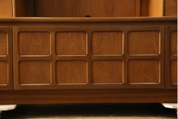 イギリスヴィンテージ　nathan(ネイサン)社　チーク材　壁面収納でお部屋スッキリ!!クラシカルな佇まいが魅力のキャビネット　(R-063828)