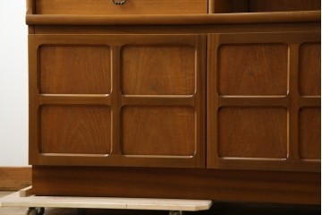 イギリスヴィンテージ　nathan(ネイサン)社　チーク材　壁面収納でお部屋スッキリ!!クラシカルな佇まいが魅力のキャビネット　(R-063828)