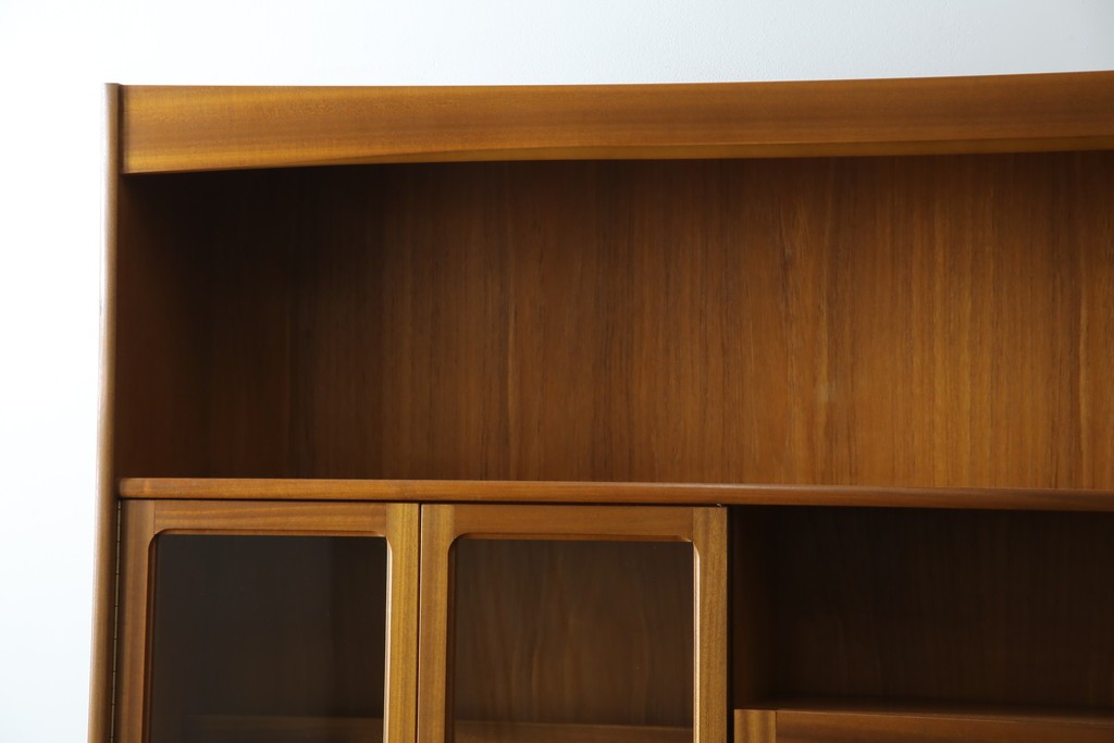 イギリスヴィンテージ　nathan(ネイサン)社　チーク材　壁面収納でお部屋スッキリ!!クラシカルな佇まいが魅力のキャビネット　(R-063828)