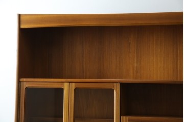 イギリスヴィンテージ　nathan(ネイサン)社　チーク材　壁面収納でお部屋スッキリ!!クラシカルな佇まいが魅力のキャビネット　(R-063828)